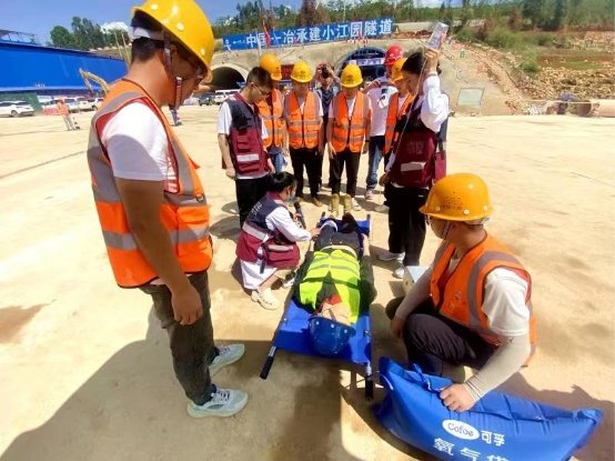 中国一冶泸丘高速公路项目部 开展边坡坍塌应急救援综合演练