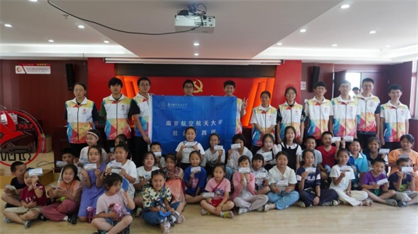 南京航空航天大学民航学院“蓝丝带” 美景天城社区志愿团队在行动